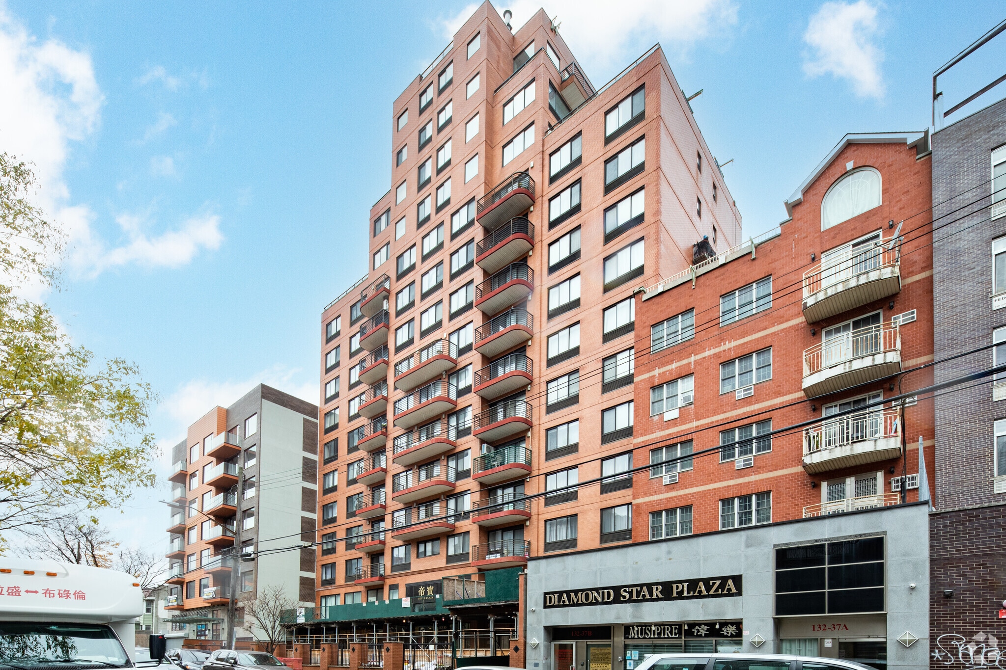 Royal Plaza Portfolio of 2 For Sale portefeuille de 2 biens à vendre sur LoopNet.fr Photo principale– Image 1 sur 2