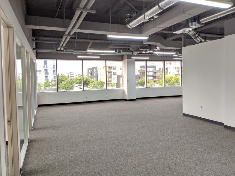 8787 Complex Dr, San Diego, CA à louer - Photo de l’immeuble – Image 3 sur 7