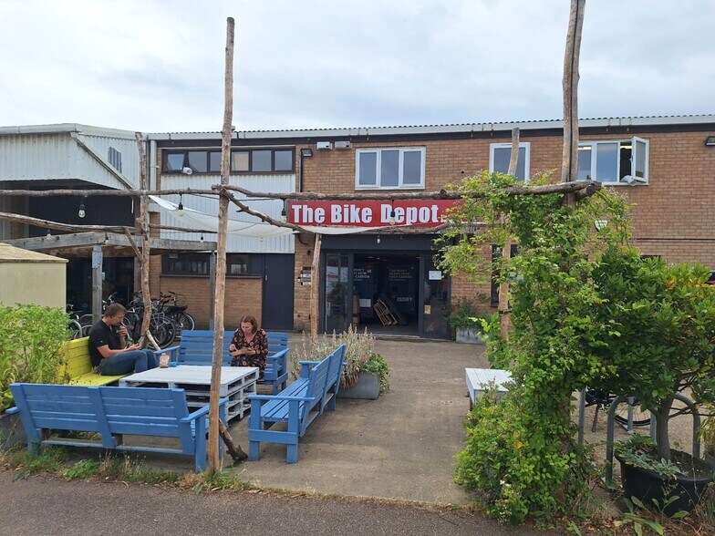 140 Cowley Rd, Cambridge à louer - Photo de l’immeuble – Image 2 sur 2