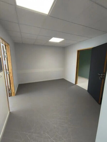 Bureaux/Médical dans Saint-Cyr-sur-Menthon à louer - Photo intérieure – Image 2 sur 8