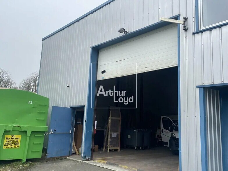 Local d’activités dans Le Mée-sur-Seine à louer - Photo de l’immeuble – Image 1 sur 4