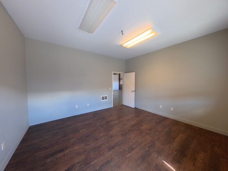615 SE Glenwood Dr, Bend, OR à louer - Photo de l’immeuble – Image 2 sur 9