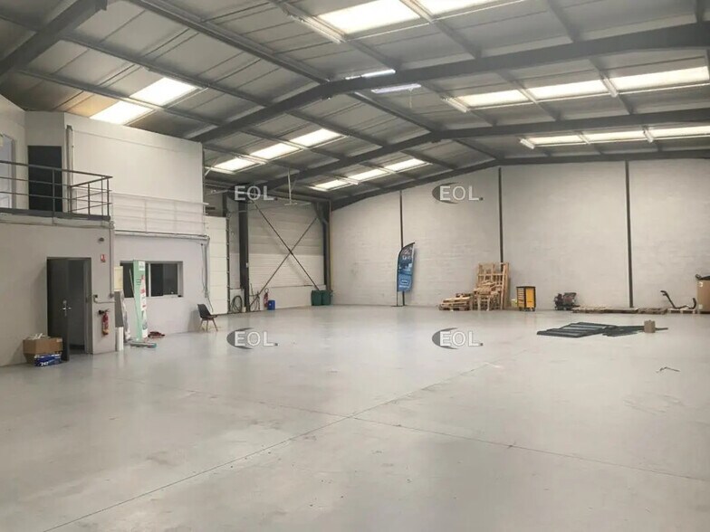 Local d’activités dans Vénissieux à louer - Photo intérieure – Image 3 sur 14