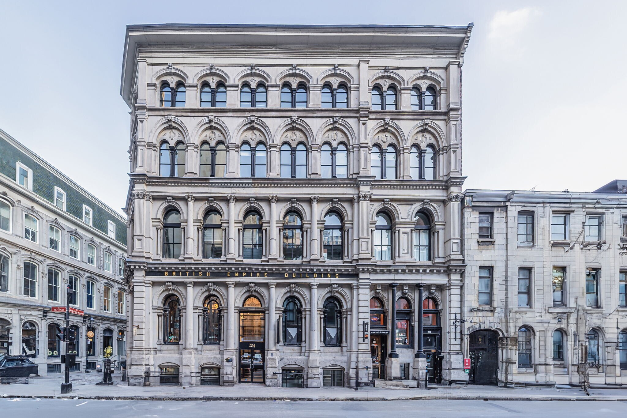 200-212 Rue Notre-Dame O, Montréal, QC à louer Photo de l’immeuble– Image 1 sur 27