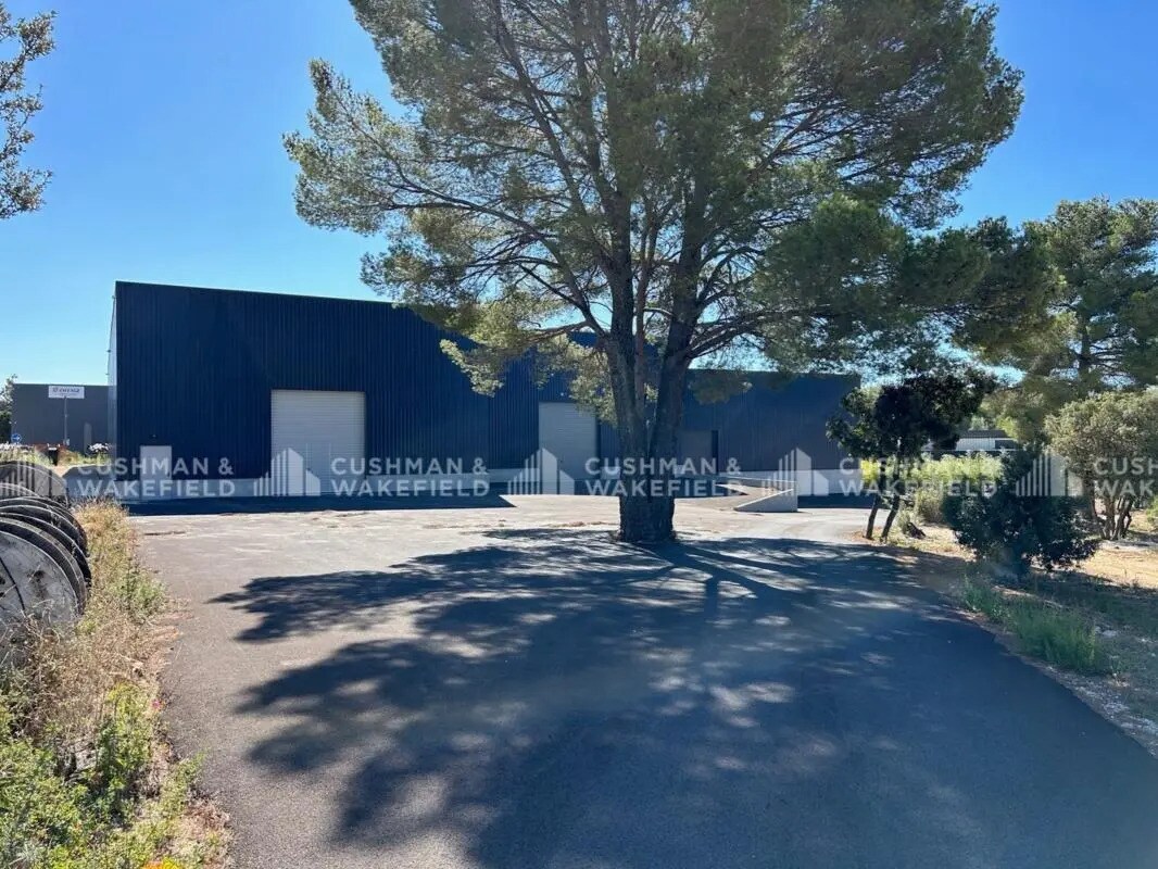 523 Avenue De Berlin, Signes à louer Photo de l’immeuble– Image 1 sur 13