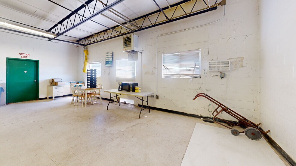 16.13AC- Value-Add -Ind 7 Bldgs w/income portefeuille de 8 biens à vendre sur LoopNet.fr - Numérisation 3D Matterport – Image 3 sur 32