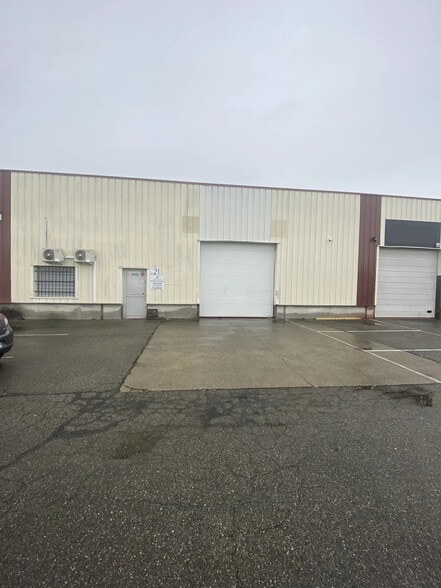 Local d’activités dans GRIGNY-SUR-RHÔNE à louer - Photo de l’immeuble – Image 1 sur 1