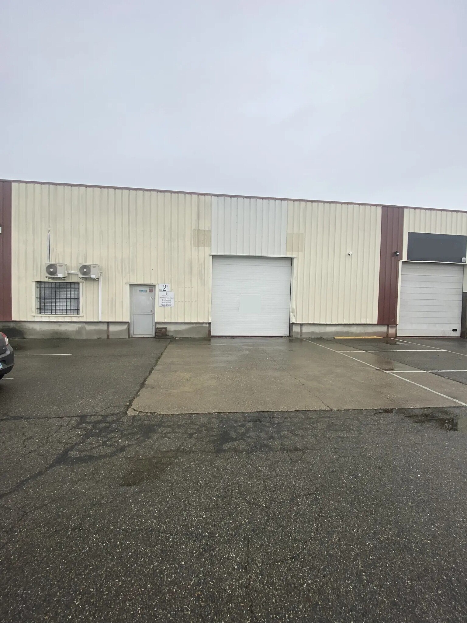 Local d’activités dans GRIGNY-SUR-RHÔNE à louer Photo de l’immeuble– Image 1 sur 8