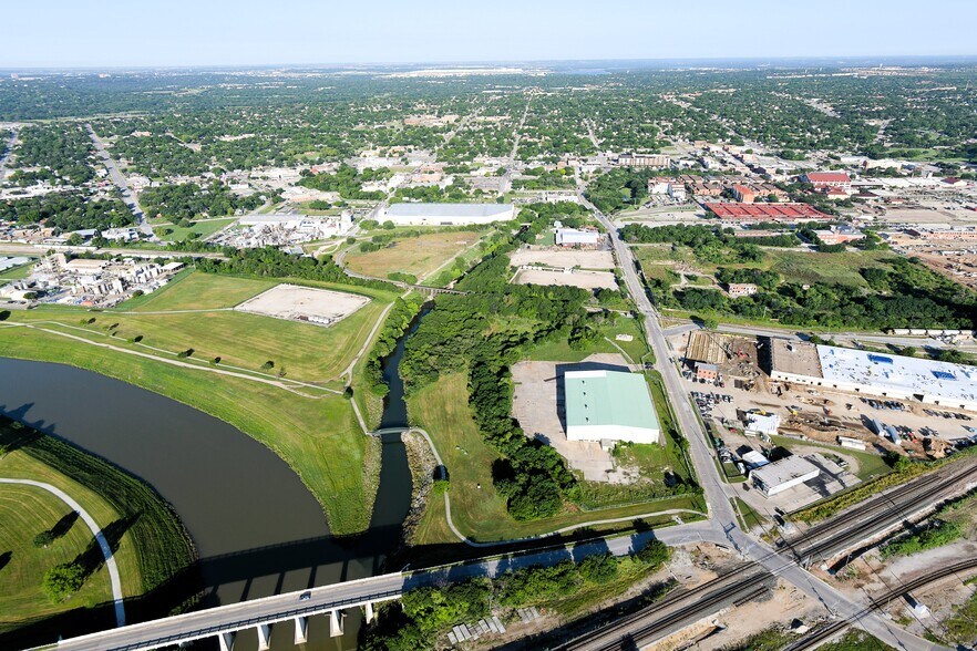 1100 NE 23rd St, Fort Worth, TX à louer - Photo de l’immeuble – Image 3 sur 8