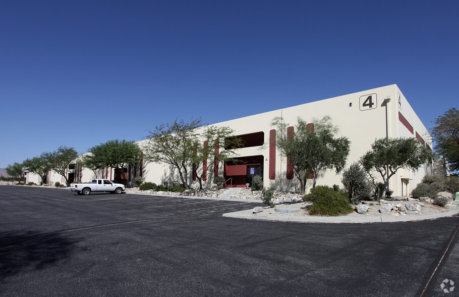 19020 N Indian Canyon Dr, North Palm Springs, CA à louer - Photo de l’immeuble – Image 2 sur 13