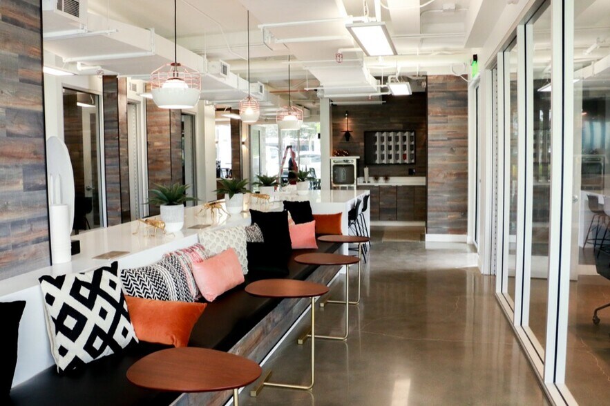 100 E MacArthur Blvd, Santa Ana, CA à louer - Photo de l’immeuble – Image 2 sur 9