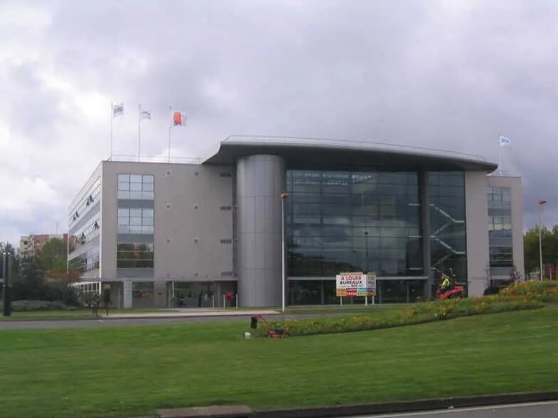 3 Rond Point Des Saules, Guyancourt à louer - Photo de l’immeuble – Image 2 sur 19