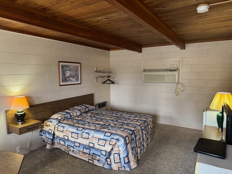 1300 E C St, McCook, NE à vendre - Photo de l’immeuble – Image 3 sur 32