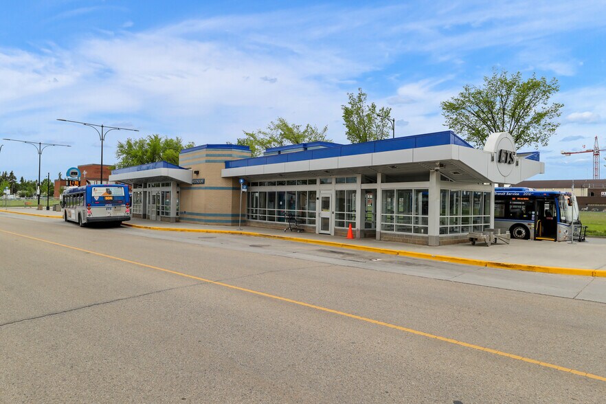 Groat Rd & 111 Av NW, Edmonton, AB à louer - Photo de l’immeuble – Image 3 sur 44
