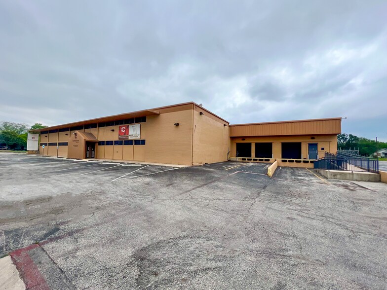 711 Culebra Rd, San Antonio, TX à louer - Photo principale – Image 1 sur 29