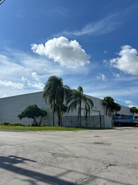 7448-7498 NW 54th St, Miami, FL à louer - Photo de l’immeuble – Image 3 sur 6