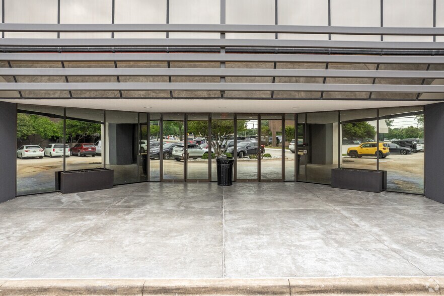 17110 N Dallas Pky, Dallas, TX à louer - Photo de l’immeuble – Image 3 sur 9