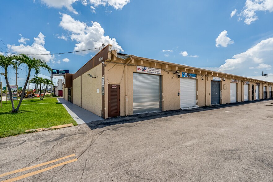 7440-7458 NW 8th St, Miami, FL à louer - Photo de l’immeuble – Image 1 sur 5
