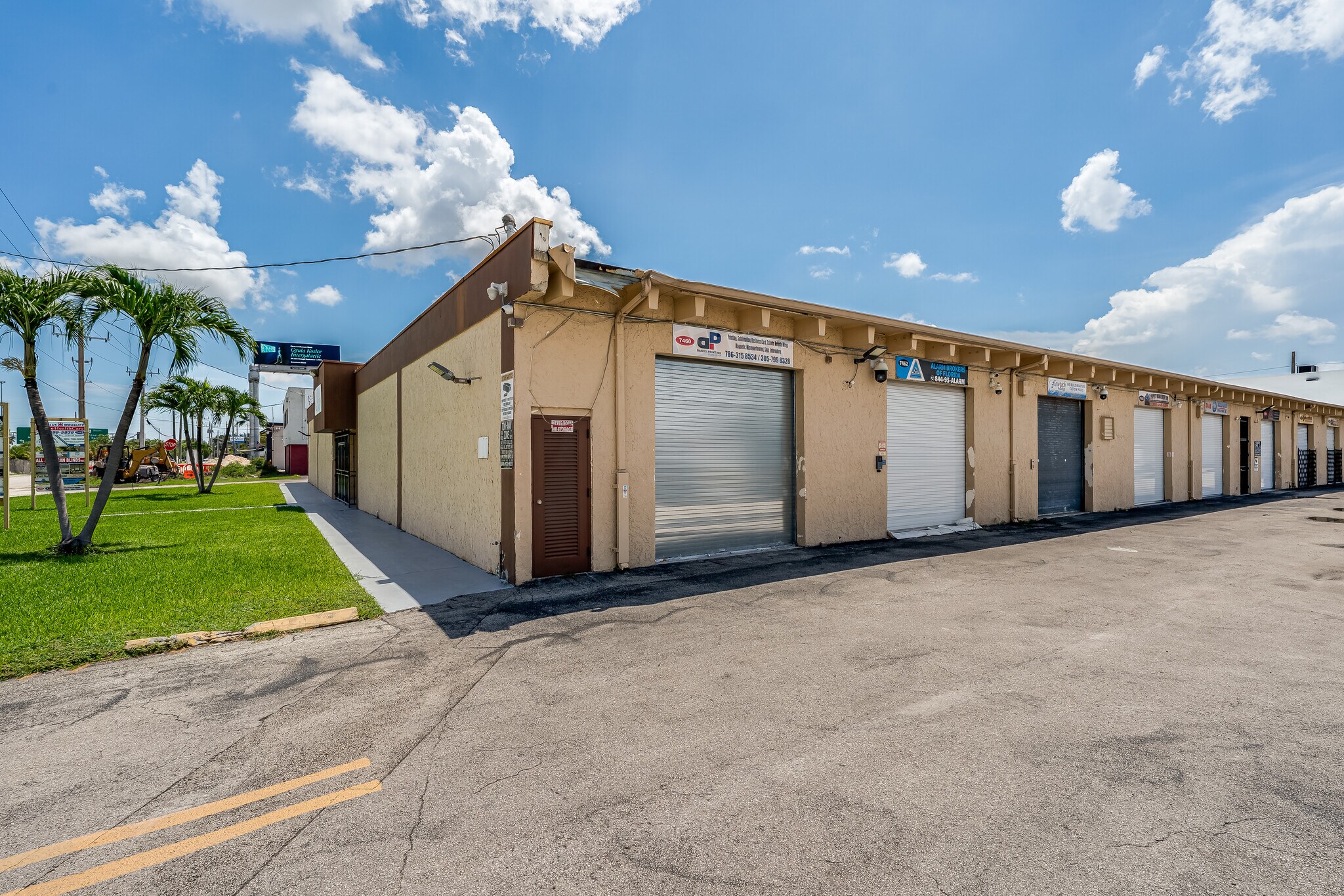 7440-7458 NW 8th St, Miami, FL à louer Photo de l’immeuble– Image 1 sur 7
