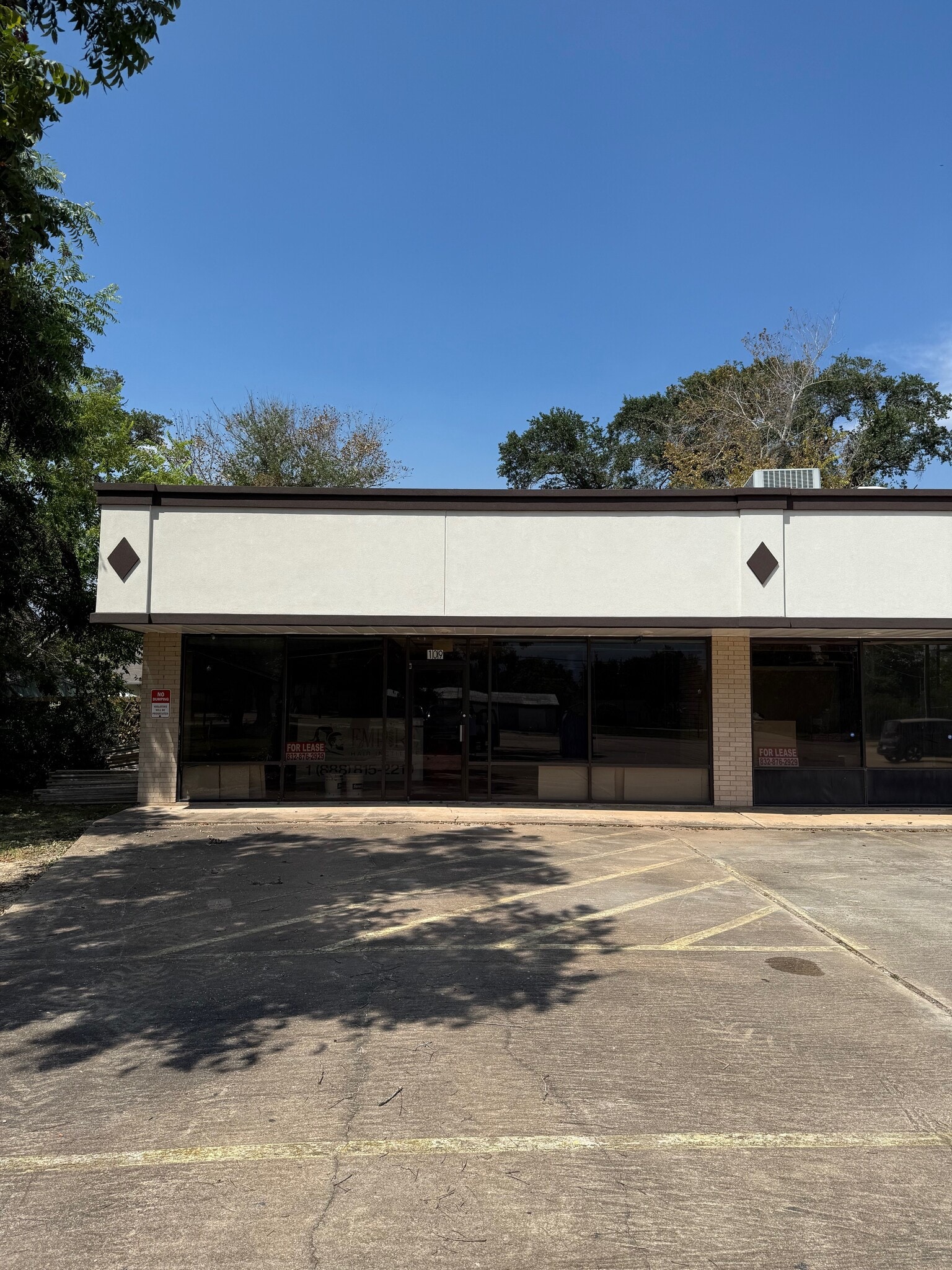716 W Plantation Dr, Clute, TX à louer Photo de l’immeuble– Image 1 sur 1