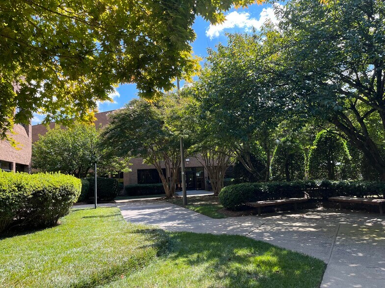 4025 University Pky, Winston-Salem, NC à louer - Photo de l’immeuble – Image 3 sur 40