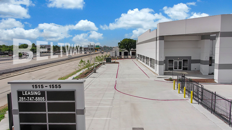 1557 W Sam Houston Pky N, Houston, TX à louer - Photo de l’immeuble – Image 3 sur 5