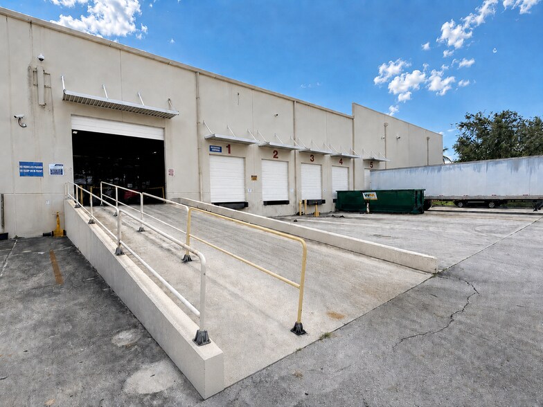9330-9340 NW 110th Ave, Miami, FL à louer - Photo de l’immeuble – Image 3 sur 27