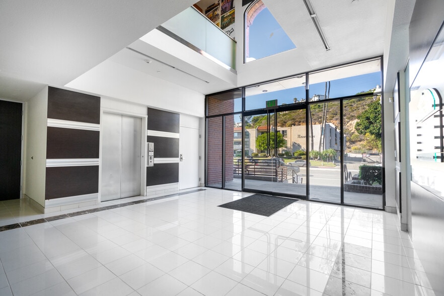 6863 Friars Rd, San Diego, CA à louer - Photo de l’immeuble – Image 3 sur 12