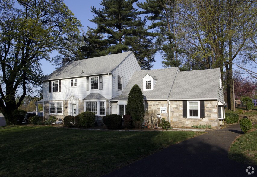 2 Hidden Ln, Abington, PA à vendre - Photo de l’immeuble – Image 3 sur 10