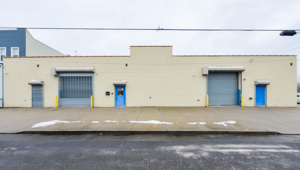 65-17 68th Ave, Glendale, NY à vendre - Photo de l’immeuble – Image 1 sur 12