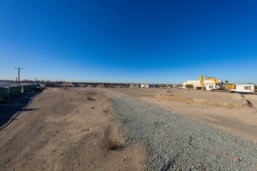 5753 Siempre Viva Rd, San Diego, CA à vendre - Photo de l’immeuble – Image 3 sur 25