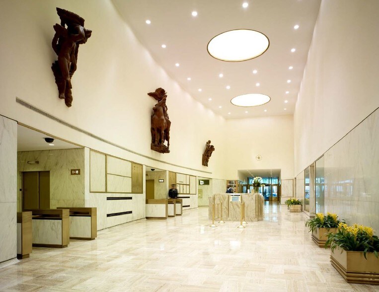1 Rockefeller Plaza, New York, NY à louer - Hall d’entrée – Image 2 sur 12