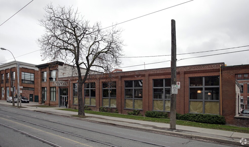 235-249 Dufferin St, Toronto, ON à louer - Photo de l’immeuble – Image 2 sur 2