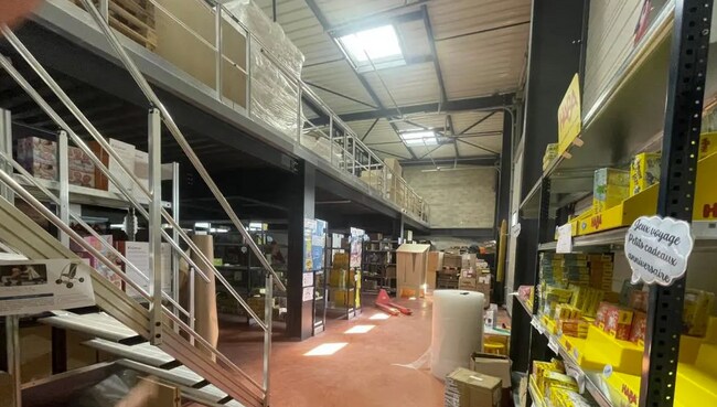 Plus de détails pour Local d'activités à louer