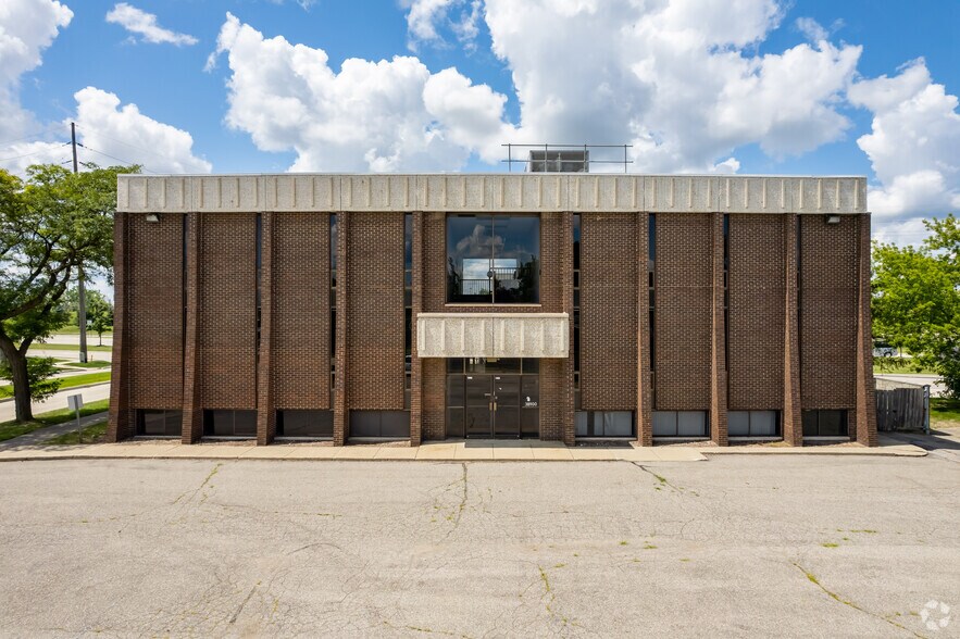 38900 Van Dyke Ave, Sterling Heights, MI à vendre - Photo de l’immeuble – Image 1 sur 7