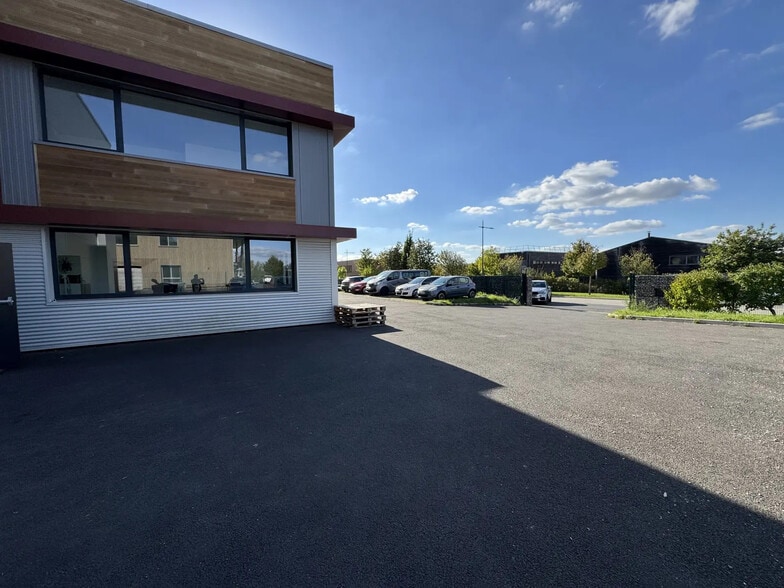 Local d'activités dans Ennery à vendre - Photo de l’immeuble – Image 2 sur 25