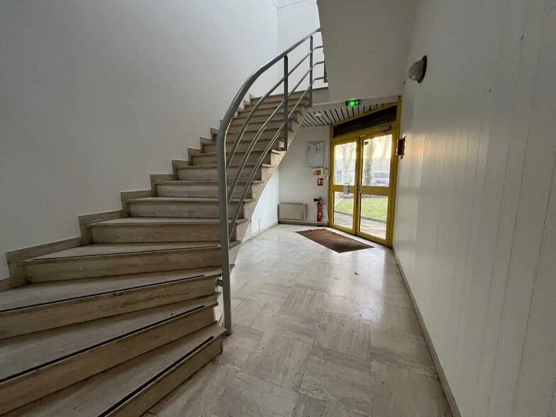 240 Rue Helene Boucher, Buc à louer - Hall d’entrée – Image 2 sur 2