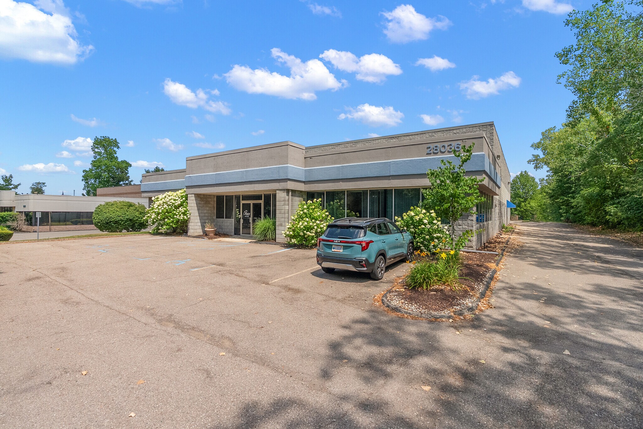 28036 Oakland Oaks Ct, Wixom, MI à vendre Photo de l’immeuble– Image 1 sur 12