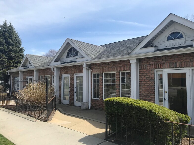 234 Main St, Center Moriches, NY à vendre - Photo de l’immeuble – Image 2 sur 14