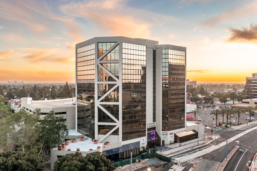 600 W Santa Ana Blvd, Santa Ana, CA à louer - Photo de l’immeuble – Image 1 sur 15