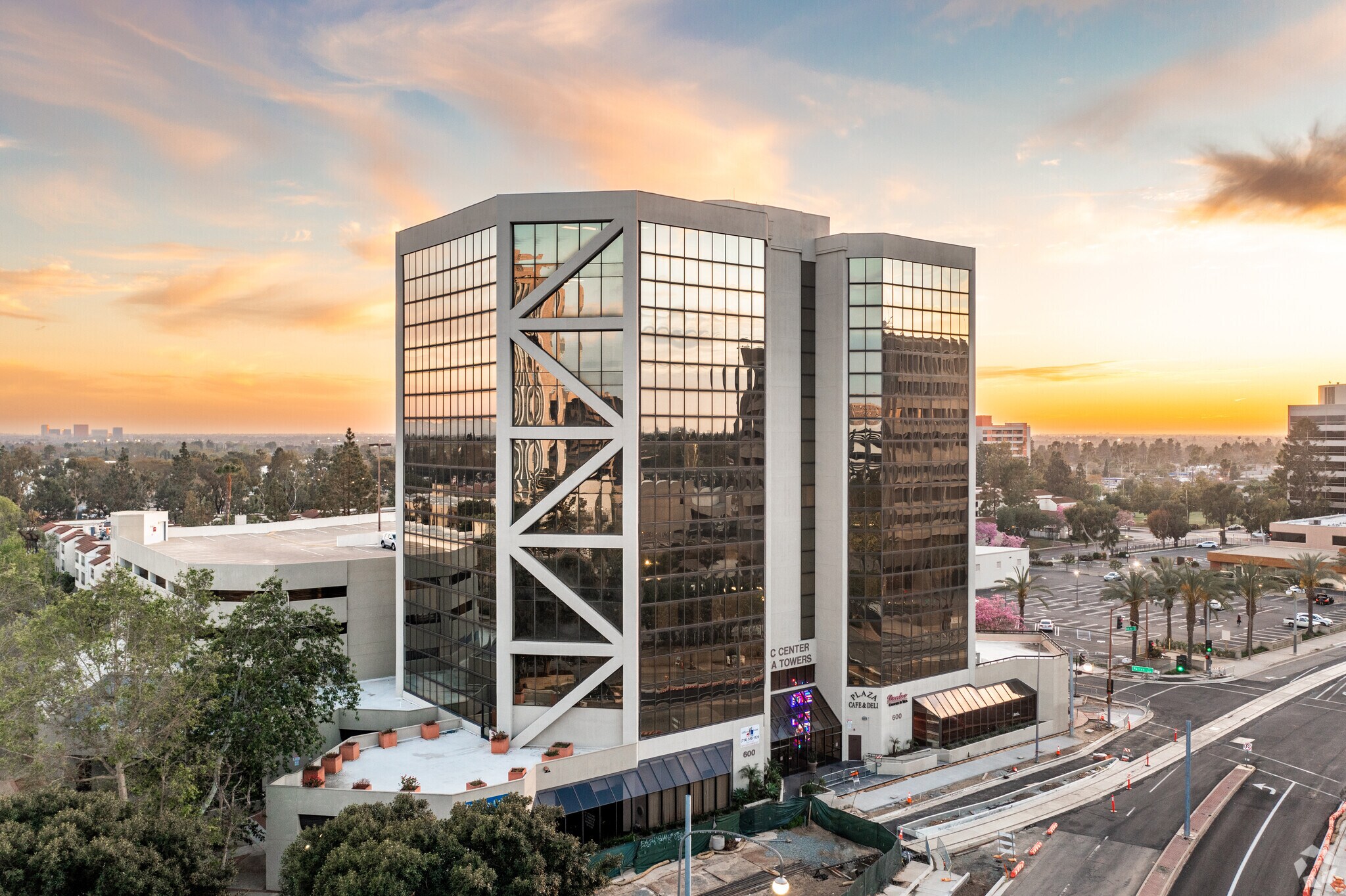 600 W Santa Ana Blvd, Santa Ana, CA à louer Photo de l’immeuble– Image 1 sur 16