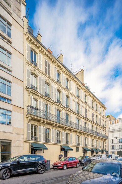 25 Rue Balzac, Paris à louer - Photo de l’immeuble – Image 2 sur 16