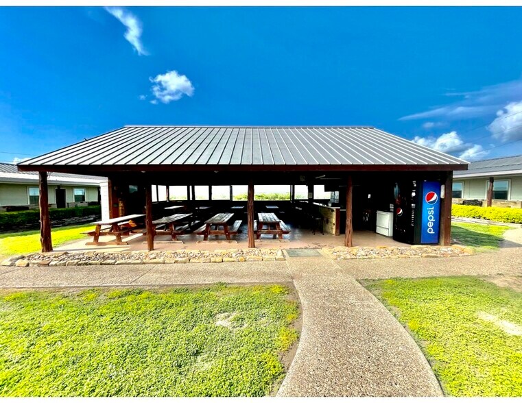 141 Jeff St, Three Rivers, TX à vendre - Photo de l’immeuble – Image 2 sur 15