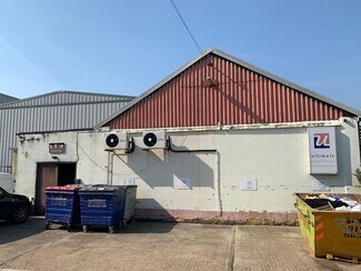 Plus de détails pour 34 Island Farm Ave, West Molesey - Industriel/Logistique à louer