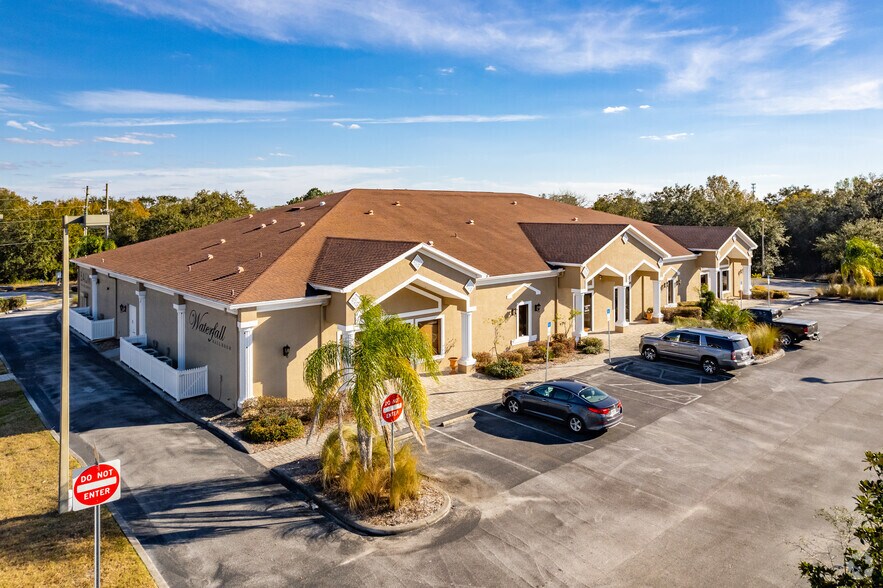 233-241 Della Ct, Spring Hill, FL à louer - Photo de l’immeuble – Image 3 sur 4