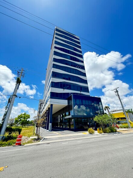 19790 W Dixie Hwy, Aventura, FL à vendre - Photo de l’immeuble – Image 2 sur 9