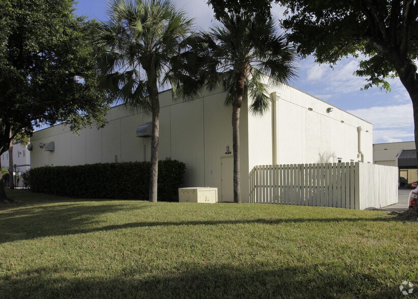 14231 SW 119th Ave, Miami, FL à louer - Photo de l’immeuble – Image 2 sur 4