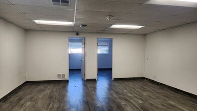 21822 Sherman Way, Canoga Park, CA à louer Photo intérieure– Image 2 sur 4