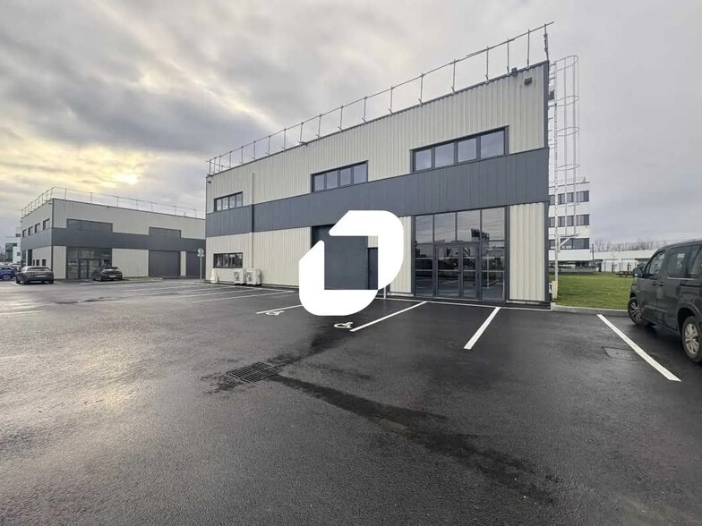Local d’activités dans Artigues-près-Bordeaux à louer - Photo de l’immeuble – Image 1 sur 5