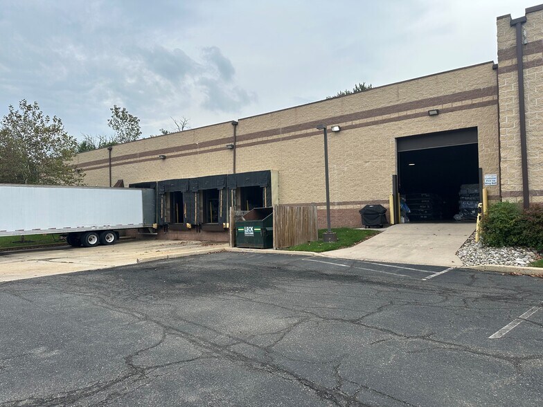 1440 Wells Dr, Bensalem, PA à vendre - Photo de l’immeuble – Image 2 sur 5